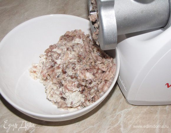 Пропустить через мясорубку селедку, лук и хлеб, не отжимая его от сливок.