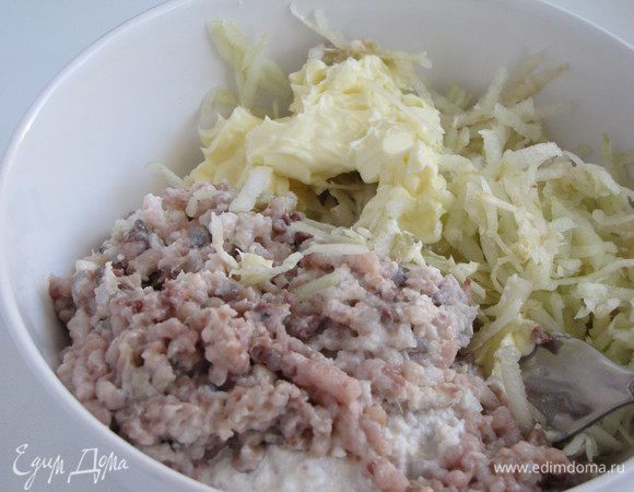 Яблоки хорошо отжать и смешать с селедочной массой. Добавить сливочное размягченное сливочное масло.