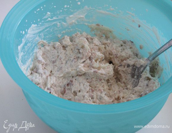 Взбить оставшиеся сливки в пышную пену и аккуратно смешать с селедочной массой.