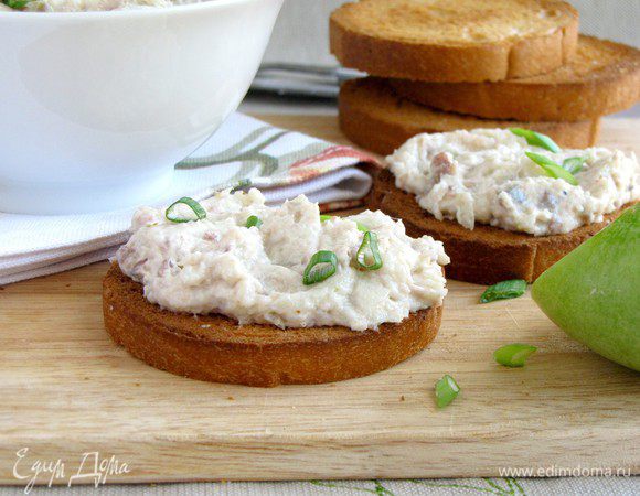 Перед подачей немного охладить в холодильнике. Посыпать мелко нарезанным зеленым луком. Подавать с тостами или черным хлебом. Приятного аппетита!