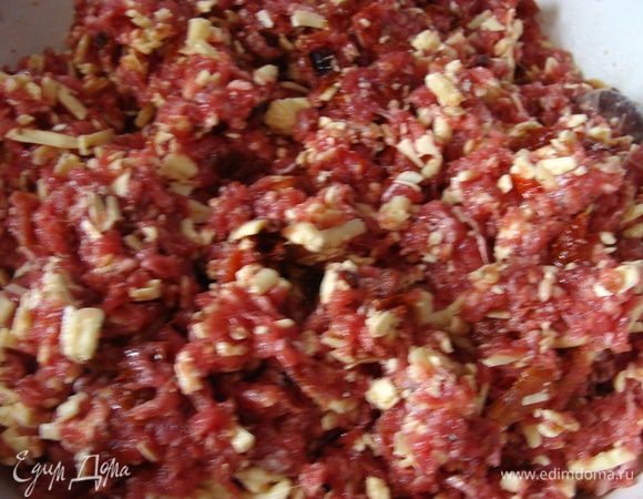 Говяжий фарш смешать с приправами и небольшим количеством соли. Помидорки вяленые порезать, добавить к мясной смеси. Туда же влить пару столовых ложек пряного масла от них и добавить чеснок из банки (кто помидорки вялит сам, и хранит в банках, перекладывая чесноком, заливая растительным маслом, тот знает).

Смешать фарш с натертым сыром и дать настояться, хотя это не обязательно.
Лучше использовать сыр который не застывает при охлаждении. Сыр типа гауды и российского не подойдет, или тогда пирог нужно будет обязательно съесть сразу горячим!

Я использовала полуплавленый сыр, он остается мягкий после остывания.