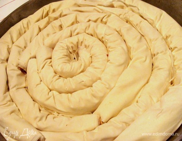 Последующие скрученные трубочки, выкладывать вокруг первой, по кругу, пока не заполнится вся форма. У меня форма для выпечки очень большая 35х38см. 
Некоторые трубочки у меня были из 3 слоев теста, некоторые из 2. Мне не хотелось, чтобы тесто осталось. Вы можете делать на свое усмотрение.
Поставить в разогретую до 200* духовку на 20 минут.