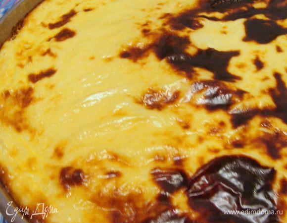 Заливка: взбить сметану с яйцами (можно добавить 2-3 ст.л. майонеза).
Достать пирог, равномерно распределить смесь сверху, огонь убавить до 160-150 градусов. Запекать еще 20-30 минут. Последние 5-7 минут, я использовала только верхний жар, чтобы получить золотистую корочку.

Внимание! если пирог будет меньшего размера, время приготовления тоже соответственно уменьшится!