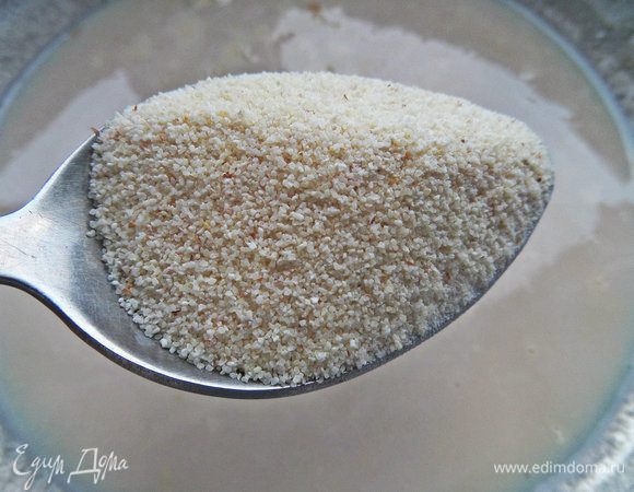 Добавим манку и оставим на 15 минут.