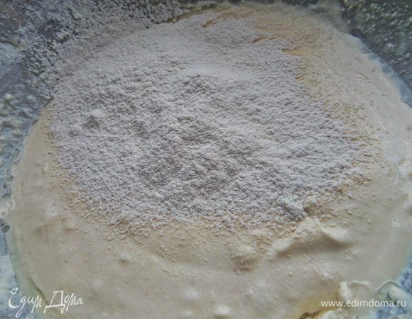Всыпаем постепенно муку.