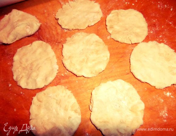 Раскатываем каждый кусочек в лепёшечку.