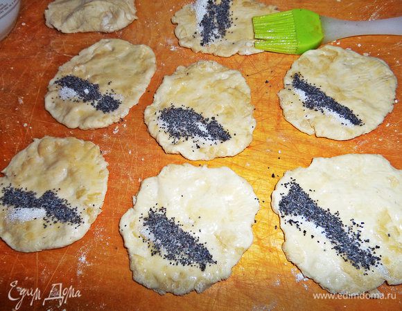 Смазываем кисточкой поверхность сливочным топлёным маслом, посыпаем немного маком и сахаром, смешанным с ванилью. 