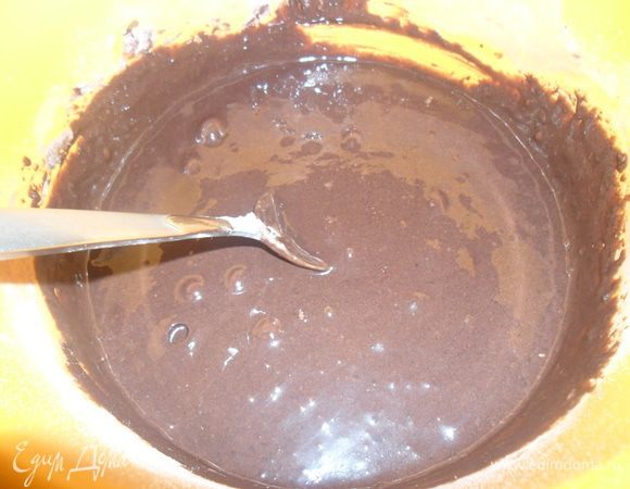 Для коржей все ингредиенты соединяем и хорошо ложкой перемешиваем. Делим на 2 части, выливаем в формы диаметром 24 см и выпекаем при 180 С 20-25 минут. 