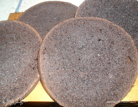 Вот такие вот получаются коржи, разрезаем их на половину.