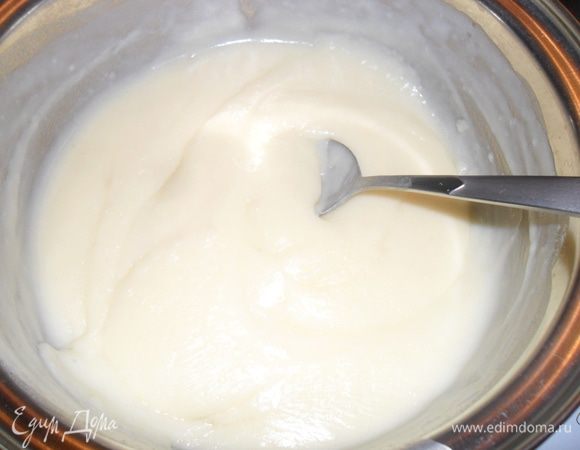 Пока коржи выпекались мы готовили крем.  Яйцо взбить с сахаром, добавить муку, продолжая взбивать и пол стакана молока. А 1,5 стакана ставим закипать. Как молоко закипит, вливаем тонкой струйкой смесь и варим пару минут до загустения. Даем остыть.