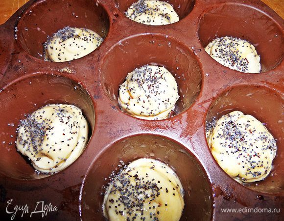 Переносим улитки в силиконовую форму для маффинов и присыпаем верх маком и сахаром по щепотке. Оставим на полчаса.