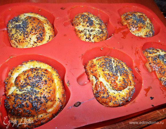 Выпекаем до румяного верха, вынимаем из духовки и даем остынуть хотя бы наполовину :)