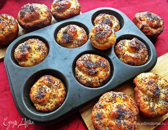 Очень мне понравилось печь в этих формочках, булочки ровные, не расползаются и вынимать удобно :)
