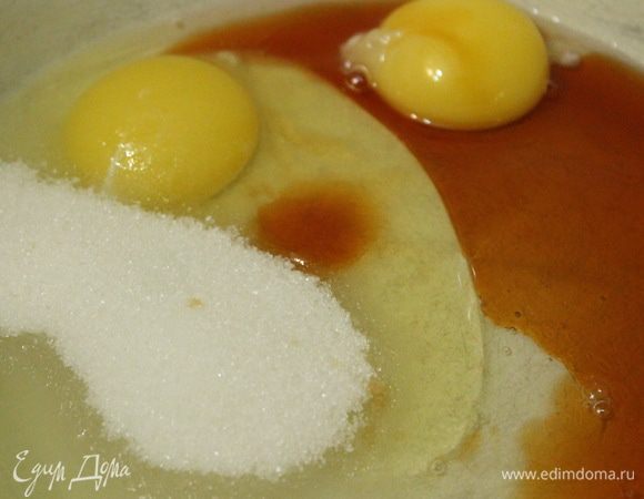 Взбить яйца с сахаром и сиропом шиповника до увеличения массы в 4 раза.