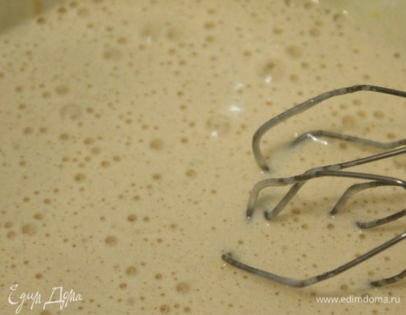 Влить молоко и продолжать взбивать 1-2 мин.