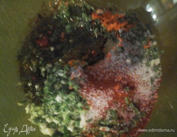 Мелко режим кориандр, чеснок, добавляем все ингредиенты и перемешиваем.