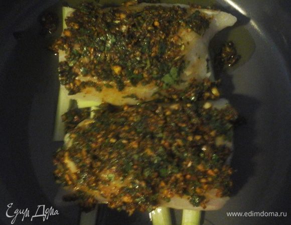 Смазываем треску маринадом и кладем на решетку из сельдерея.