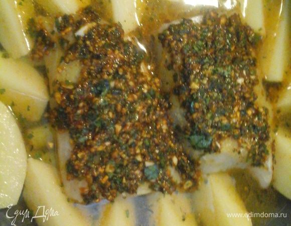 Чистим картошку, разрезаем на 4 части, кладем в кастрюлю, добавляем 1/2 стакана воды и 1/2 кубик овощного бульона . 