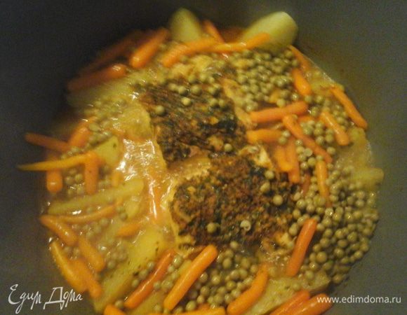 Готовить до готовности картошки. Промыть горошек и морковь, добавить в кастрюлю. Огонь выключить и дать постоять 5 минут. Приятного аппетита.