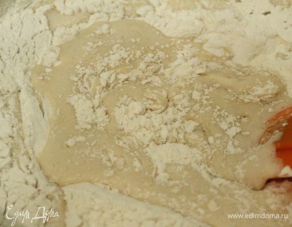 К яичной массе добавить просеянную муку с разрыхлителем и аккуратно вмешать лопаткой.