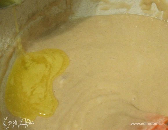 Влить тонкой струйкой сливочное масло и аккуратно все перемешать. Готовое тесто поставить в холодильник как минимум на 4 часа (а лучше на 8-12 часов).