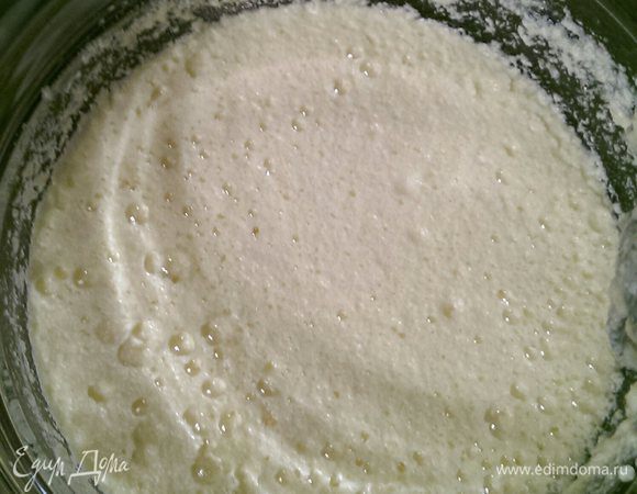 Мягкое сливочное масло смешиваем с сахаром и яйцами, добавляя все постепенно. В принципе, мне кажется, что масла можно взять даже немного меньше.