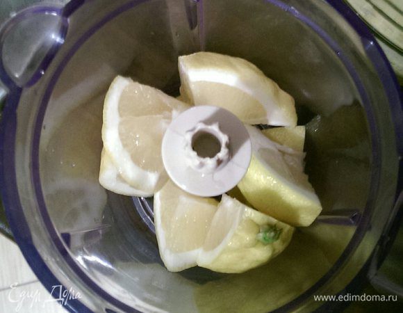 Один лимон пропустить через блендер.