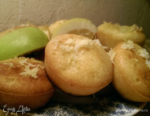 Пока кексики готовятся мы выдавливаем сок второго лимона.
Сразу вытащив кексики из духовки поливаем их немного лимонным соком и даем остыть, если хватит терпения :) 

Пробуем :)