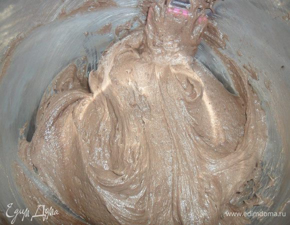 Как крем остыл, добавляем какао, сливочное масло и взбиваем миксером.