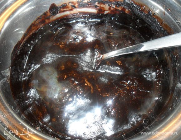 Пока крем остывает, варим глазурь. Для этого смешиваем молоко, сахар и какао, и варим 20 минут, затем добавляем масло и варим еще 5 минут. Тоже даем чуть остыть.