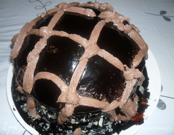 Поливаем глазурью и, когда она застынет, украшаем отложенным кремом. Я как раз купила новый шприц и, как показала практика, он никуда не годится. Придется покупать новый:)