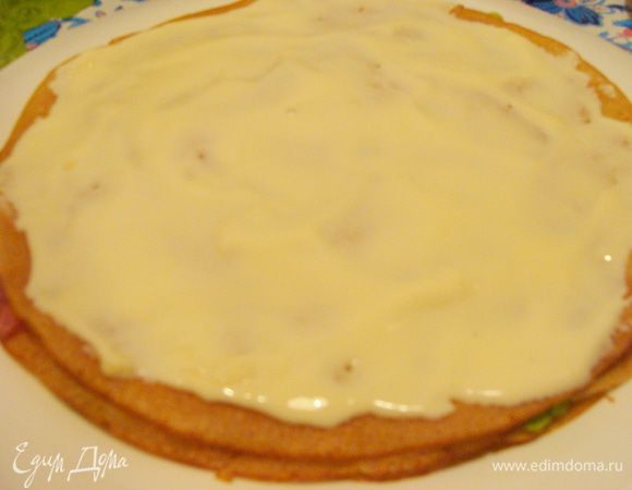 Если сыр попадется не мягкий и будет тяжело распределяться по поверхности блина, то его можно растопить на водяной бане до нужной консистенции, добавив немного сливок.