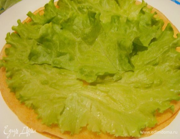 На следующий блин выложить листья салата.