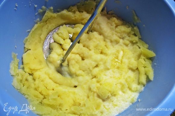 Воду с картофеля слить и приготовить пюре с молоком и маслом.
