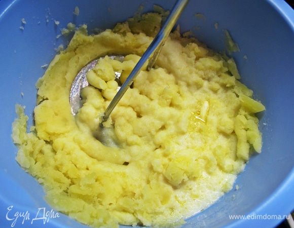 Воду с картофеля слить и приготовить пюре с молоком и маслом.