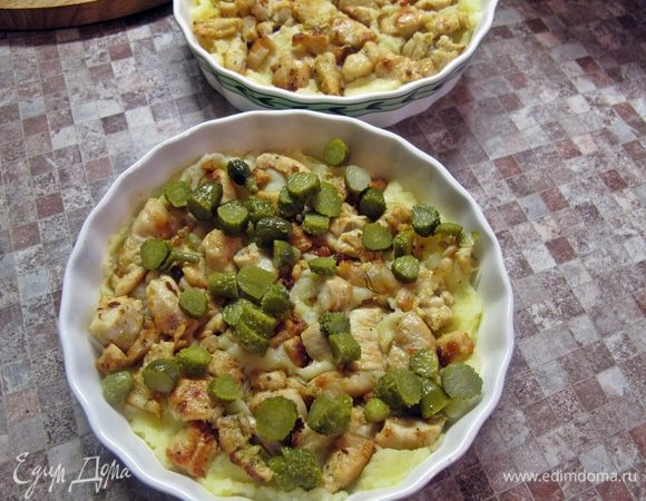 Пюре слегка остудить и переложить в кондитерский мешок с фигурной насадкой.
В жаропрочную форму, в которой будете подавать блюдо, на дно положить слой пюре высотой 1 см, затем слой обжаренной куры и слой нарубленных огурчиков.
