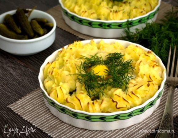 Подавать, украсив окружность яйца зеленью.