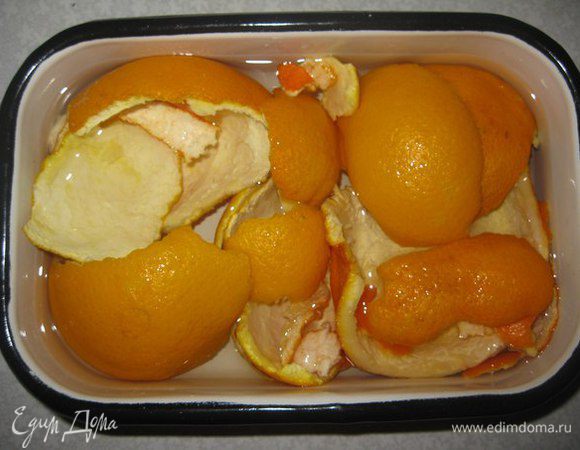 Кожуру 3 апельсинов и 3 грейпфрутов, которую мы насобирали, замачиваем в воде на сутки. Что бы ушла горечь. И они набухнут и станут мягкими.