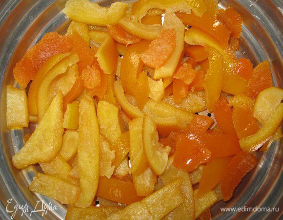 Вынимаем цукаты и даем стечь сиропу. Я выложила их на дуршлаг.