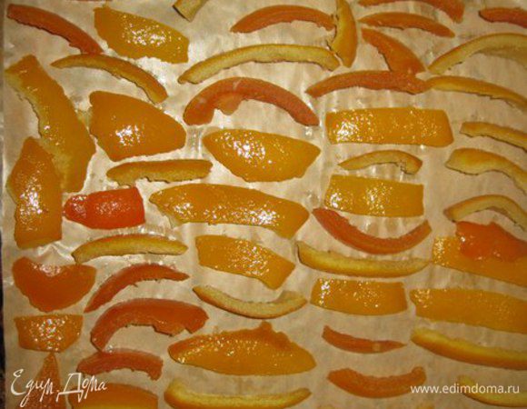 Выкладываем цукаты на противень, застеленный бумагой для выпечки, и помещаем в духовку, разогретую до 50 градусов не менее, чем на 5-6 часов. Если окажется, что цукаты недостаточно готовы, то либо подсушить еще в духовке, либо оставить при комнатной температуре на ночь. 
Из указанного количества у меня получился 1 противень.