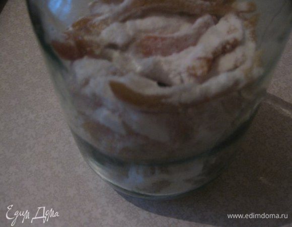 Посыпаем сахарной пудрой и храним в банке. Хранятся очень долго. Я храню их в холодильнике.