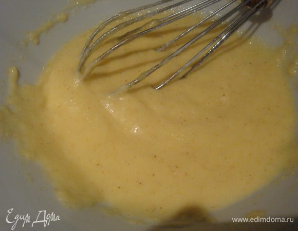 Пока бульон варится, готовим клецки. Яйцо немного взбить венчиком, добавить оливковое масло, щепотку соли, манную крупу и пол чайной ложки разрыхлителя теста (для того чтобы клецки были нежными, воздушными), дать тесту постоять 10 минут.