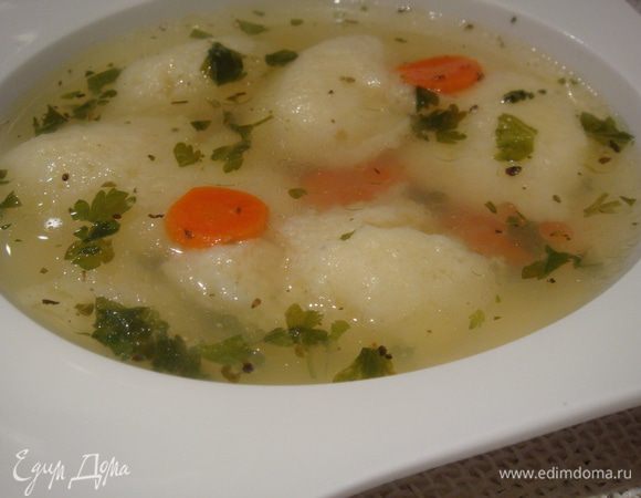 Бульон процедить, лук выбросить он нам не нужен, морковь порезать колечками. Дать бульону опять закипеть. В кипящий бульон с помощью двух чайных ложек сформировать клецки, еще дать повариться нашему супчику минут 5. Добавить морковь, зелень петрушки. Выключить суп, накрыть крышкой и дать постоять минут 10. Приятного аппетита!