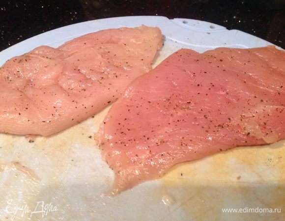 Куриную грудку разрежьте вдоль на две части, слегка отбейте, посолите и поперчите, смажьте растительным маслом с двух сторон.