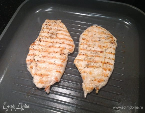 Обжарьте куриные грудки на сковороде гриль по 2-4 минуты на каждой стороне.