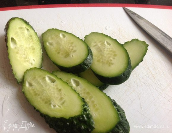 Огурец тонко нарежьте.