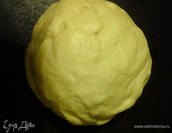 Залить дрожжи теплым молоком и оставить на 5 мин. В глубокой посуде смешать все ингредиенты. Вымешивать тесто 10-15минут, сделать шар, накрыть пищевой пленнкой и оставить на 1 час в теплом месте