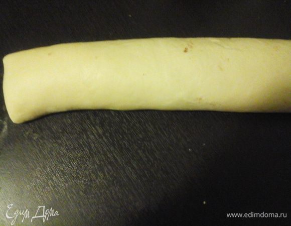 Скручиваем в плотный рулет.