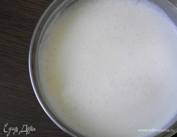 Молоко можно использовать любой жирности, все зависит от ваших предпочтений. Молоко должно пройти термическую обработку, особенно если оно домашнее. Это важно, потому что в такой благоприятной среде размножаются не только полезные бактерии, но и другие не полезные. Молоко вскипятить и остудить до температуры 38-40 градусов.