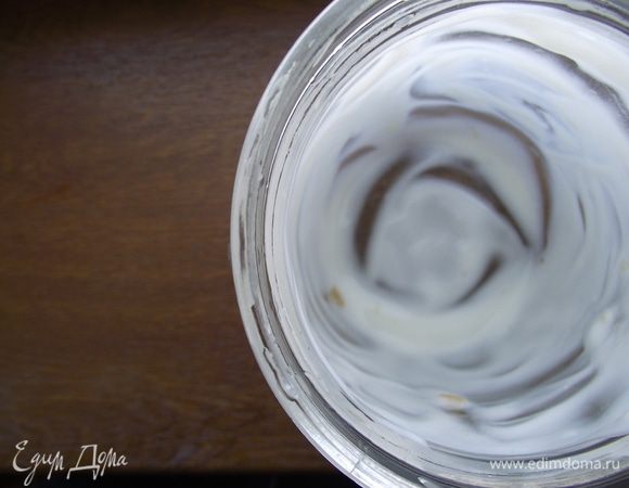 Тару для йогурта обдать кипятком. Я использовала 0,5 литровую тару. Стенки посуды смазать небольшим количеством йогурта.